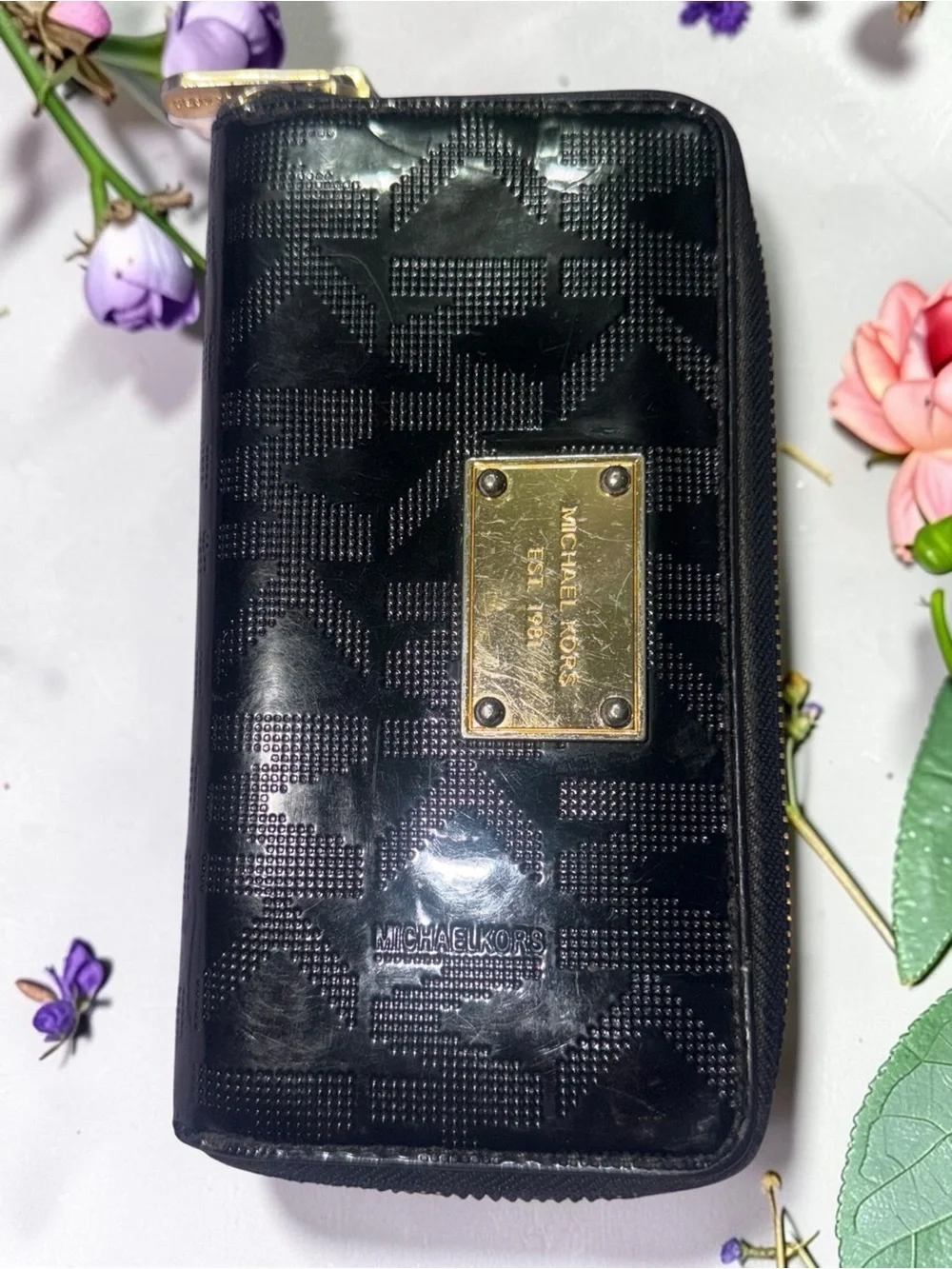 MICHAEL KORS BLACK PATENT MONOGRAM ZIP AROUND WALLET GOLD TONE